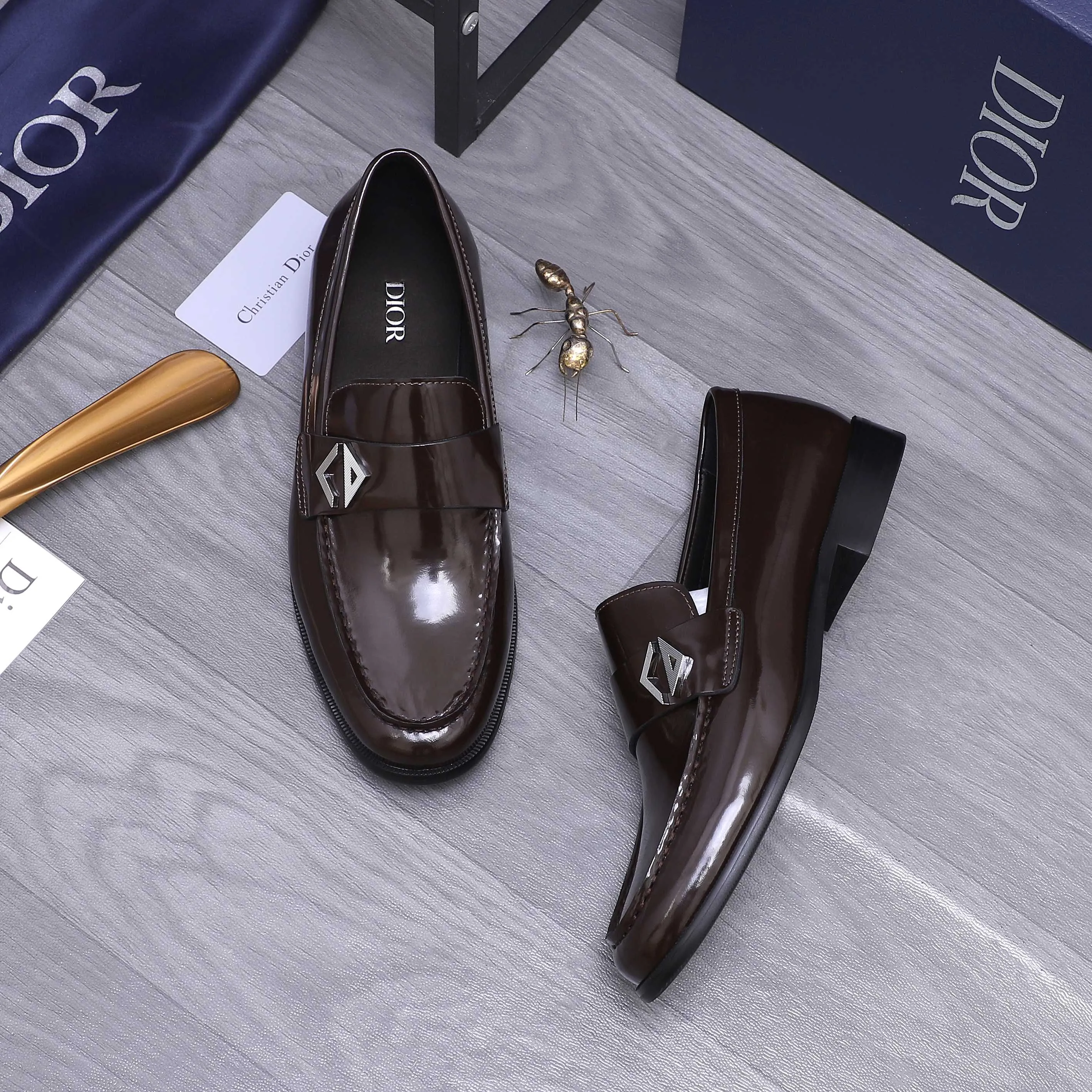 Men's shoes 💰580 Product trademark: Dior "Dior" formal business leather shoes Regular size: 39-45 (45 is custom-made and non-returnable) Product materials: Selected pearlescent cowhide upper, cowhide lining, original outsole